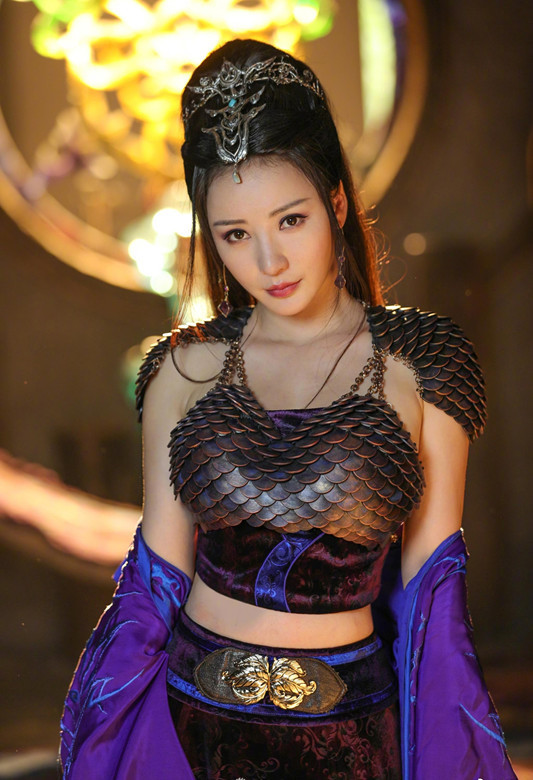 柳岩大眼迷人，肤白貌美。