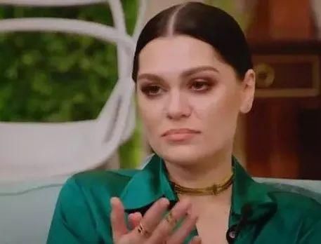 张天唱张国荣名曲得弹幕差评,大家表情看出一