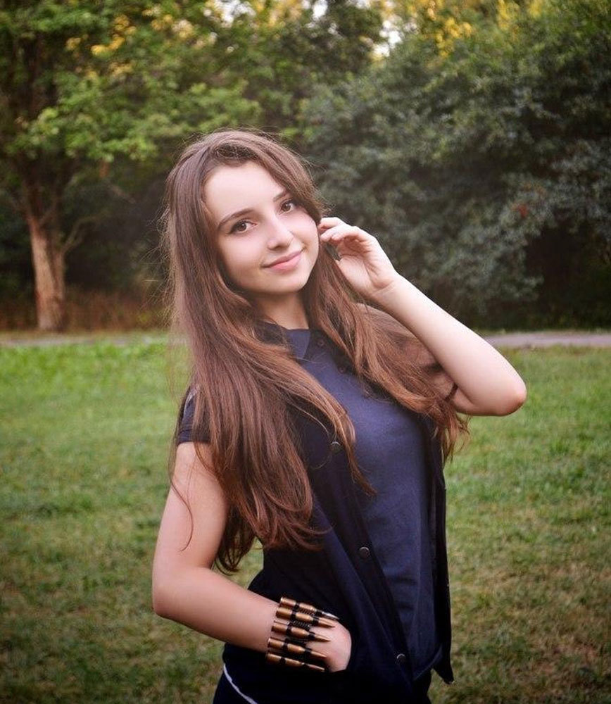 俄钢枪萝莉再曝私房照:卖萌玩性感样样行