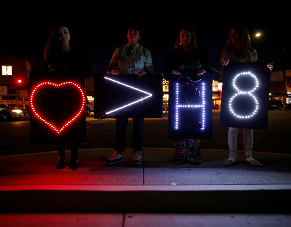 美枪击案后神标语上街 会英语你也未必能懂