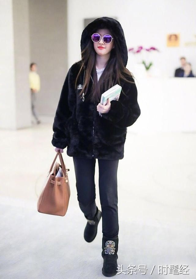 明星街拍|刘亦菲黑皮草低调出街,杨钰莹棒球夹