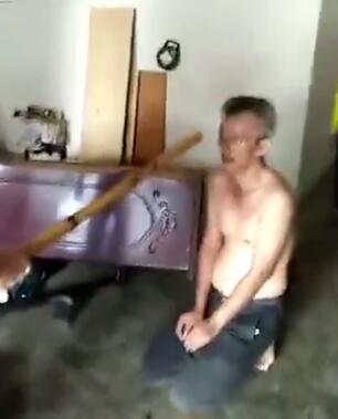 他用棍子殴打老人 跪地求饶仍不放过