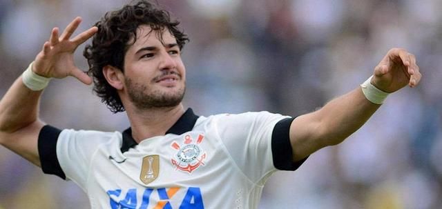 著名球星帕托多次表白迪丽热巴,球迷全体起哄