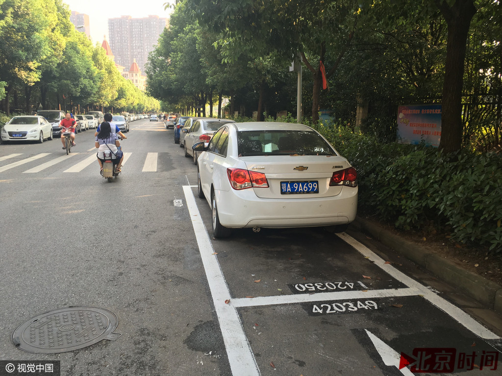 武汉路边停车位重新划线 各车位都有了证件号