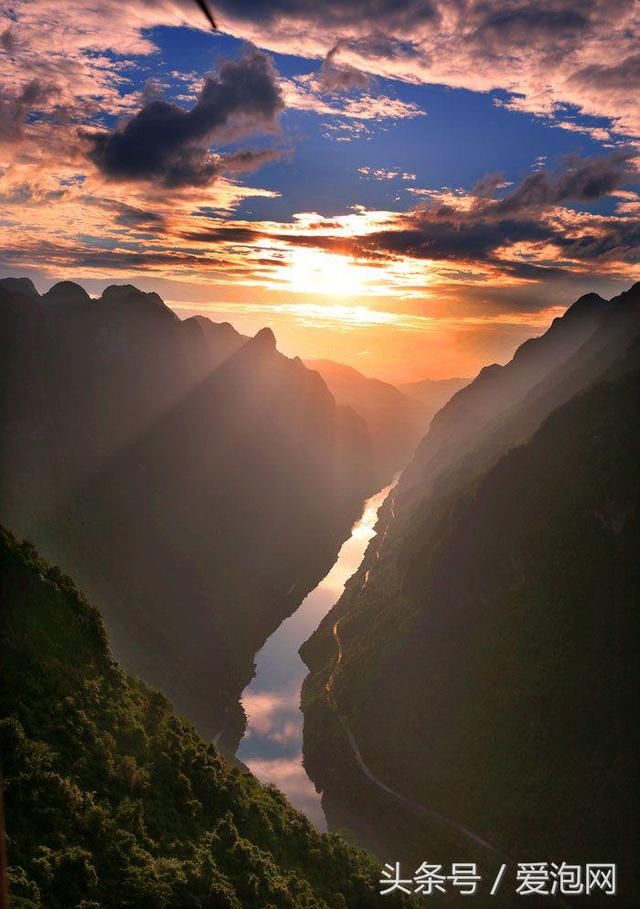 中国最壮美河谷,浮在城市上空的原始森林公园