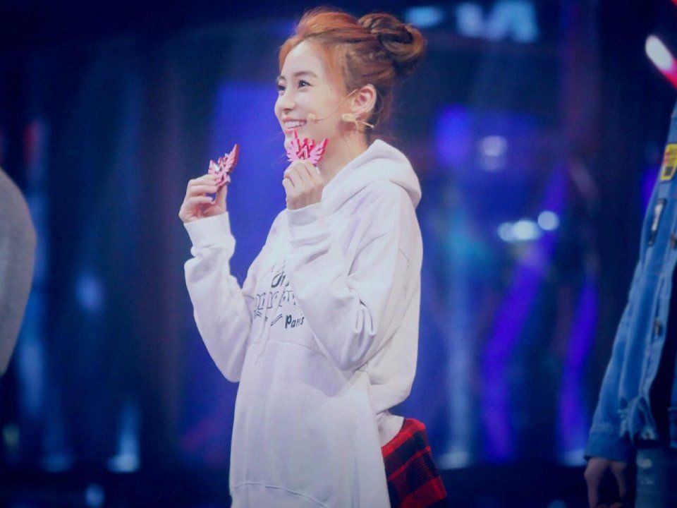 杨颖穿超短裙配牛仔裤,还搭一件超长款卫衣,网