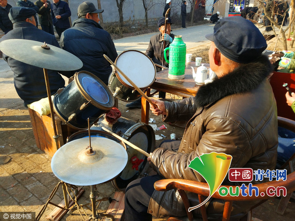 农村葬礼现架子鼓、键盘手 吊唁者围观不哭反笑 农村葬礼现架子鼓、键盘手 吊唁者围观不哭反笑