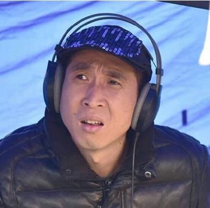 当兵十年,后因长得丑跑龙套多年 凭一角成名今是身价上亿的导演