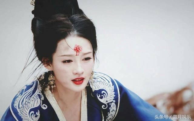 都说李沁跟孙怡长得太像,但是只要穿上古装,差