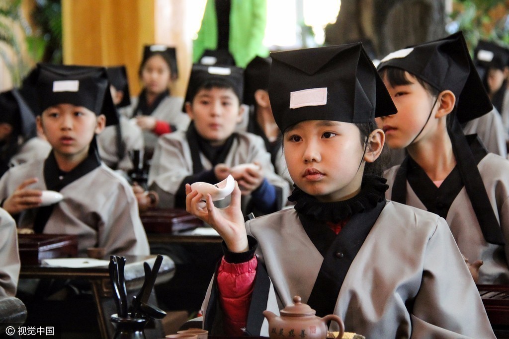 百名儿童着汉服学茶艺 众人直呼萌翻了