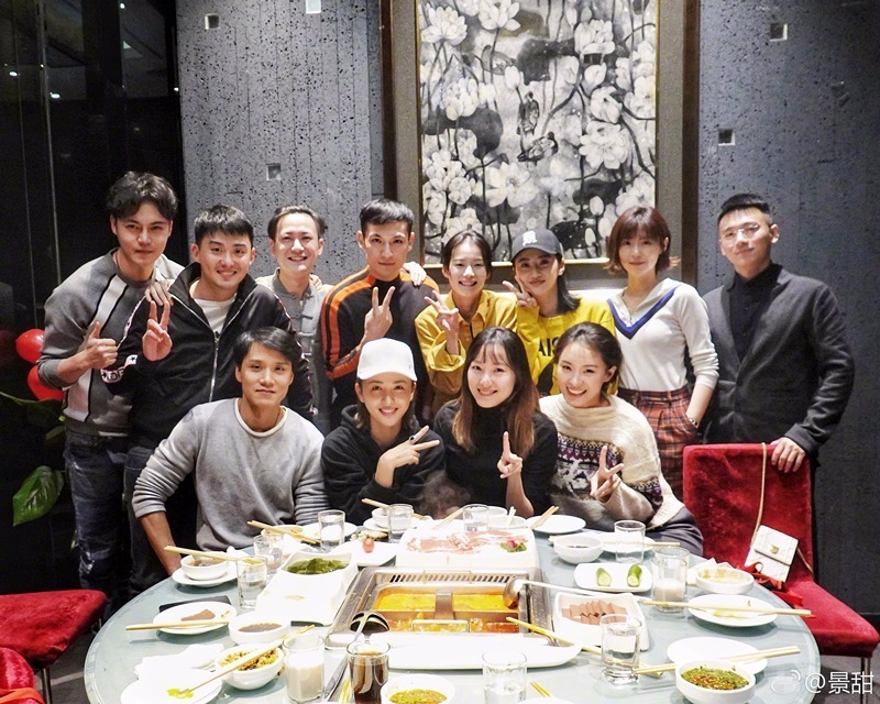 景甜晒出与大学同学聚会照，照片中除了景甜还有刘鹏、徐小飒、郝好、柴碧云、龙雨、卢杉、郭凯、宋珂旭、沈浩、刘述、高英俊。