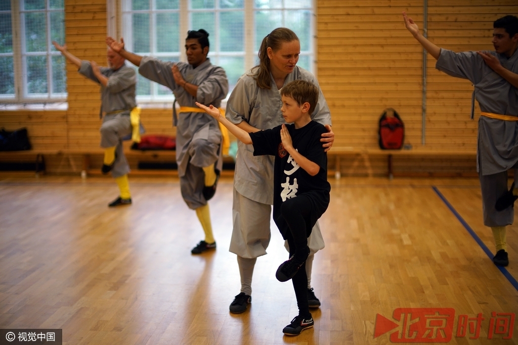 柏林少林文化协会的会长赫尔曼女士在指导小学员练功。