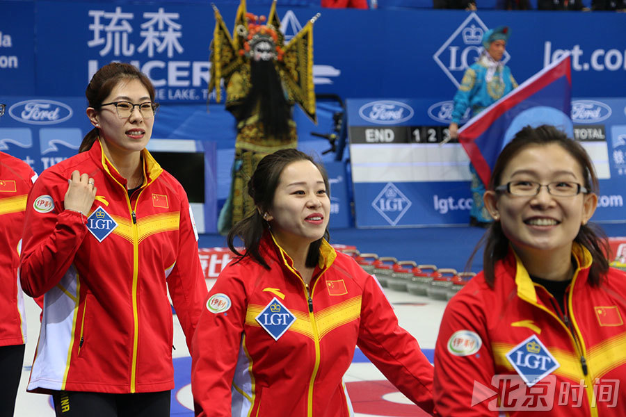 简短而精彩的开幕式结束后,运动员退场,中国队员心情愉悦,信心十足,下午一点,中国队将在D道迎战索契冬奥会冠军加拿大队。