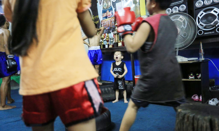 泰拳在泰国的流行已经有了几百年的历史，少年练习泰拳并参加营利性比赛，在泰国农村地区，也是一项沿袭已久的传统。