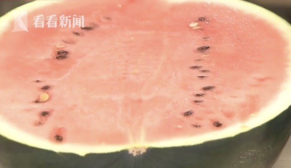铃木老板事后也开心向媒体表示:“很荣幸能参与此次活动。”据当地人表示,今年气候温和,昼夜温差大,也让黑西瓜的含糖量升高,预计自7月初至7月中旬将能够产出5.5万颗黑西瓜。