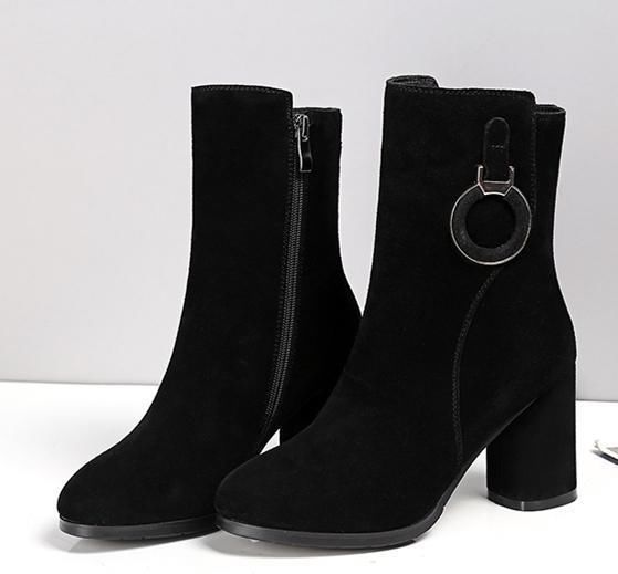 卫衣裙搭配皮裤+粗跟马丁靴,没想到竟成了17年