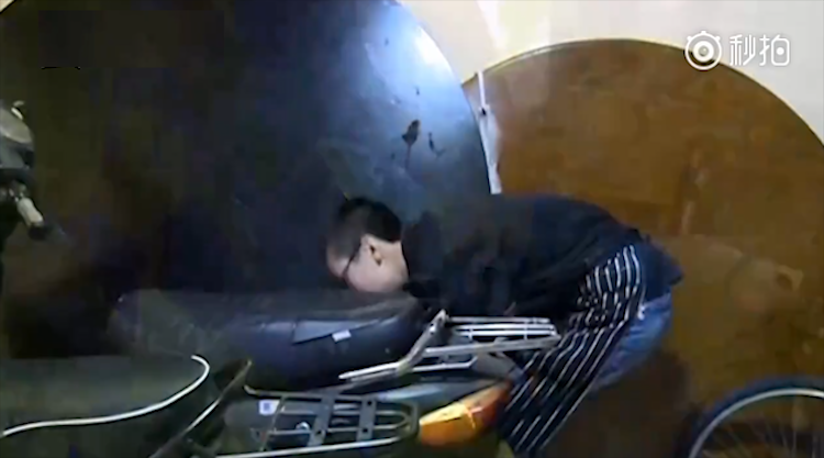 男子打扮成乞丐蹲角落疑想偷车 被抓时称自己只是在乘凉