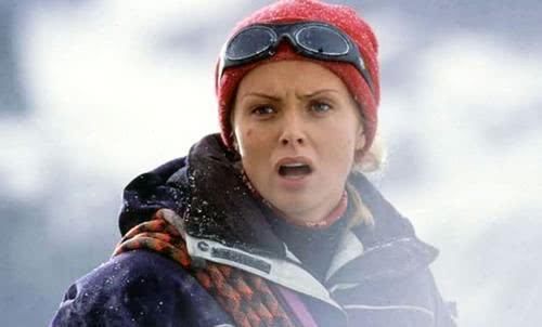 男子为找妻子深入雪山,途中遭遇了雪崩,然后看到了可怜的妻子!