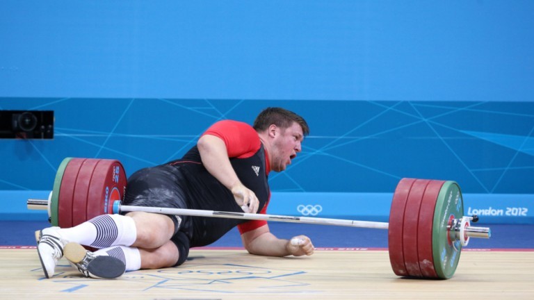 马蒂亚斯-施泰纳痛苦倒地。