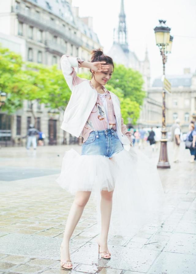 袁姗姗马甲线露肚脐性感撩人,穿长裙娴静唯美