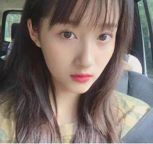 女星齐刘海造型,杨颖甜美,郑爽像小仙女,但都输