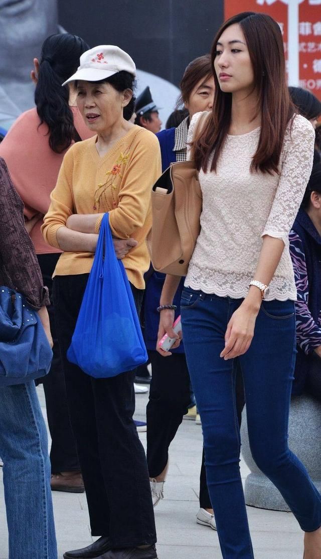 小姐姐高挑纤细的身材成为衣架子,紧身牛仔裤