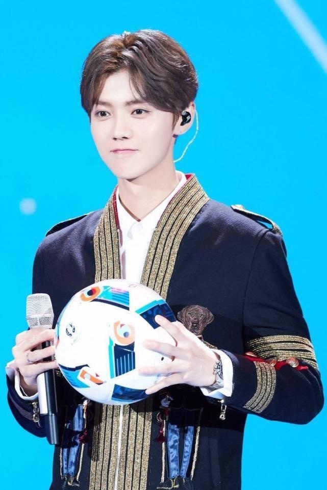 鹿晗的舞台造型百变, 他化烟熏妆的样子帅不帅?