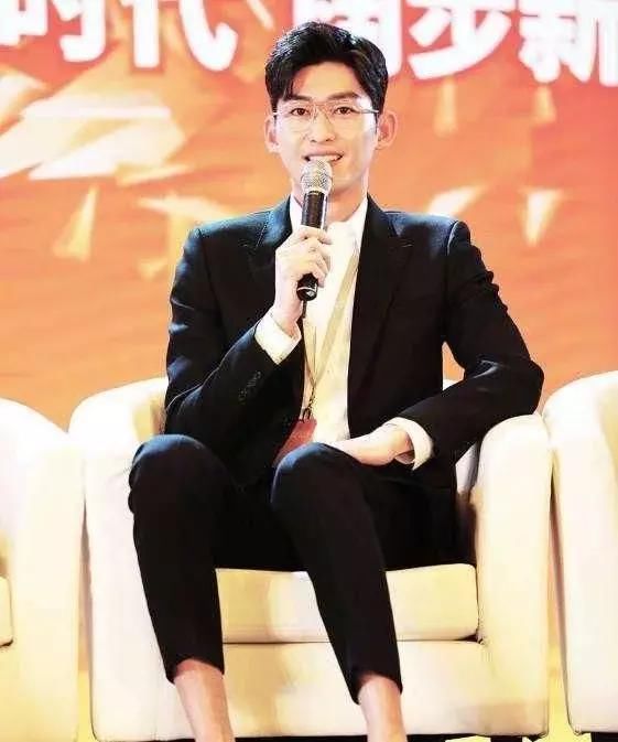 张翰郑爽分手后同台,张翰索要抱抱,郑爽的回答