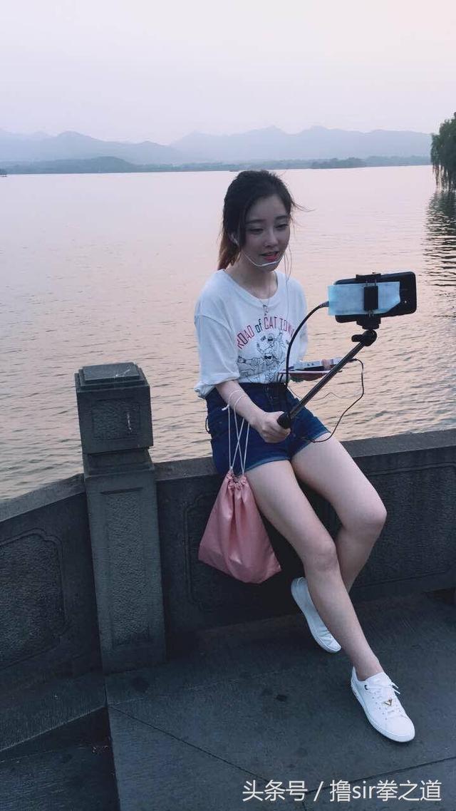 冯提莫户外直播现身西湖,果真1米5吗?