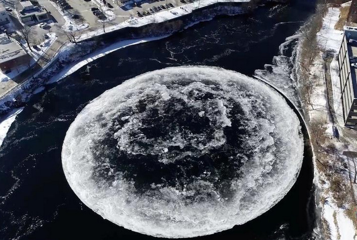 神奇!河流中现巨大冰盘 随水流旋转_北京时间