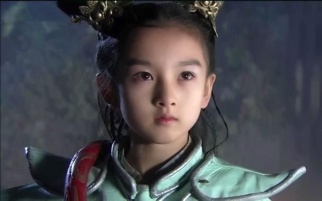 由《青城之恋》进入娱乐圈,因古装剧《宝莲灯前传》中的小哪吒被大家