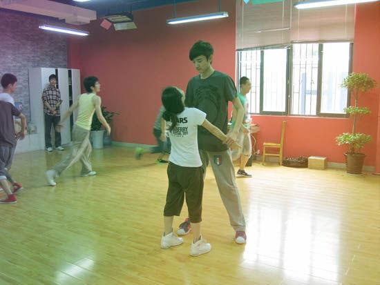 那些身高停滞不前的童星 贾云哲18岁才1米高