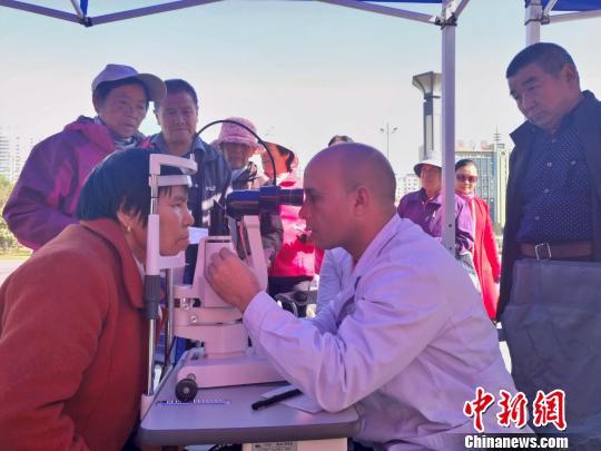 青海省在扶贫日当天开展慈善义诊活动(图4) 青海省在扶贫日当天开展慈善义诊活动(图4)
