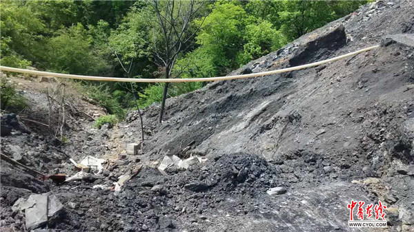 省级自然保护区内的灵丘县金鑫选矿厂非法开采,部分采矿弃渣随意堆放