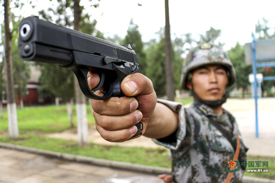 看解放军准军官们亮出十八般武艺