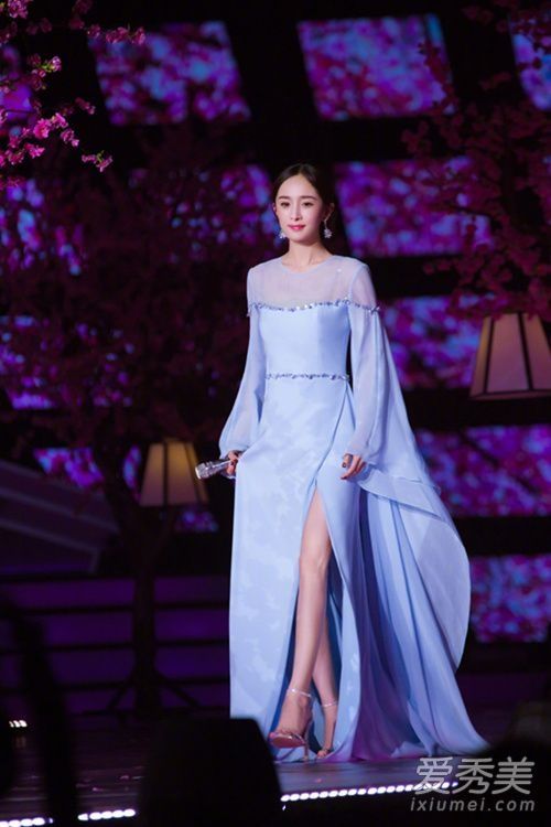 杨幂跨年夜晚会礼服美 穿水蓝色长裙大秀书法