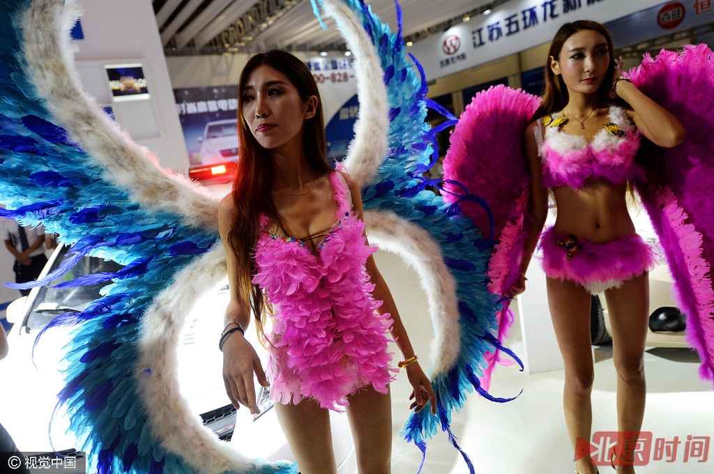 模特们身披羽毛。