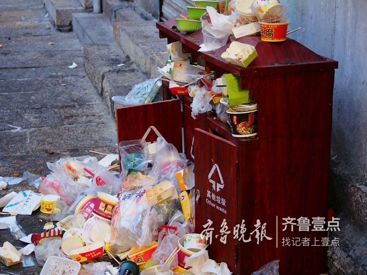 春节假日,济南芙蓉街的清洁工们累惨了