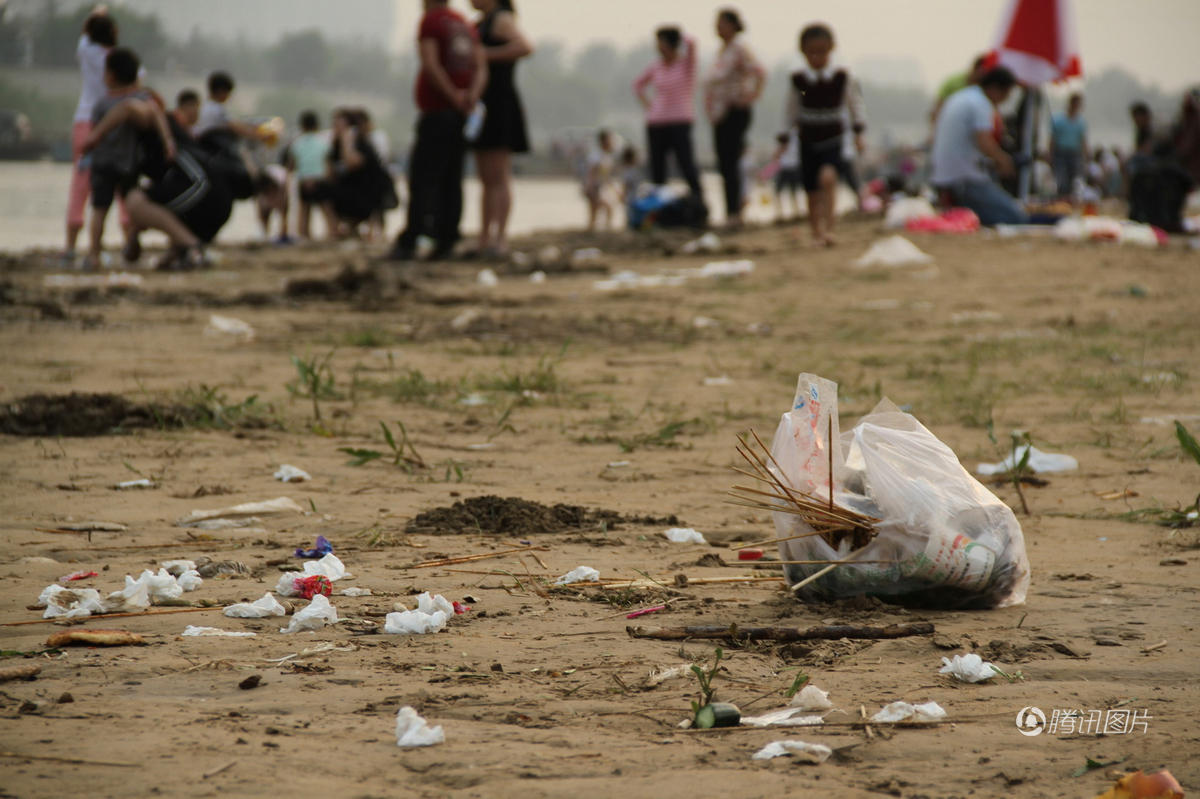 五一过后济南黄河滩上遍地垃圾 游客随手扔垃圾让人心寒