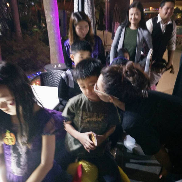 张柏芝素颜玩游戏童心未泯 亲吻小儿子有爱满满 张柏芝素颜玩游戏童心未泯 亲吻小儿子有爱满满