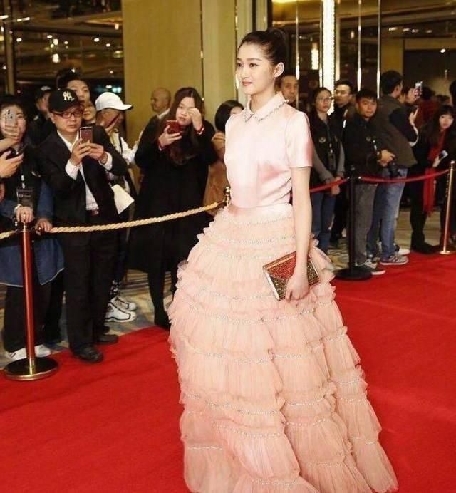 关晓彤撞衫迪丽热巴,一个土气一个高贵 网友:鹿