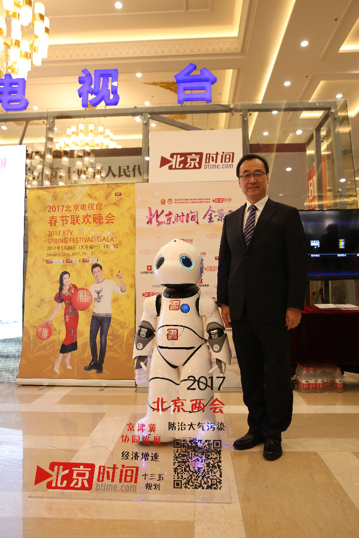 北京市第十四届人民代表大会第五次会议召开，机器人优友作为北京时间特邀记者来到会场，与代表聊天互动、亲密合影，开心时还跳起了炫酷的舞蹈，为大家带来了欢声笑语，收获了众多粉丝。