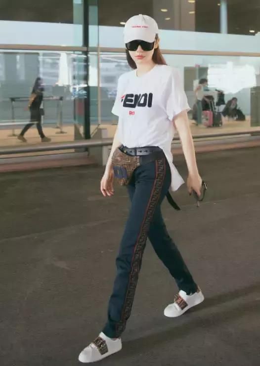 戚薇跟李承铉现身机场,夫妻档街拍好养眼,戚薇