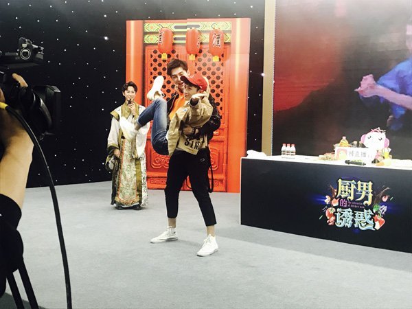 COSMOS李向哲、陈斯琪做客《厨男的诱惑》大秀厨技 COSMOS李向哲、陈斯琪做客《厨男的诱惑》大秀厨技