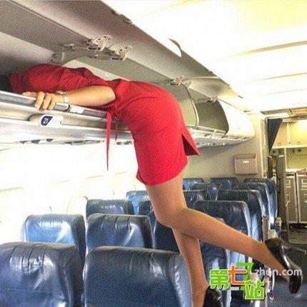 国外空姐已玩疯！被塞进行李架事件