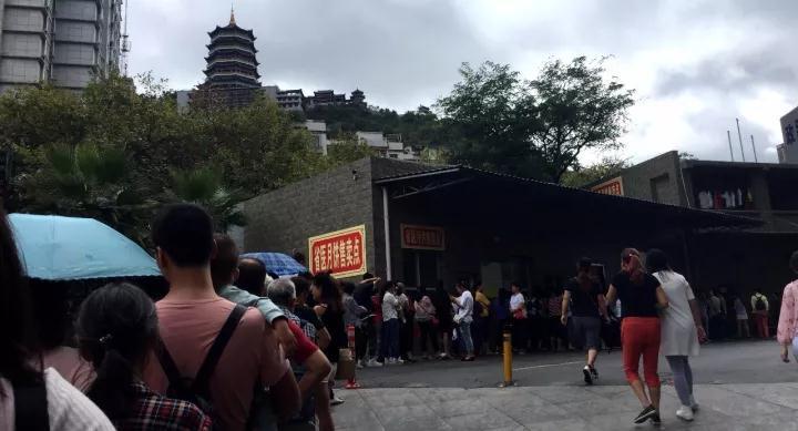 排队现场图。