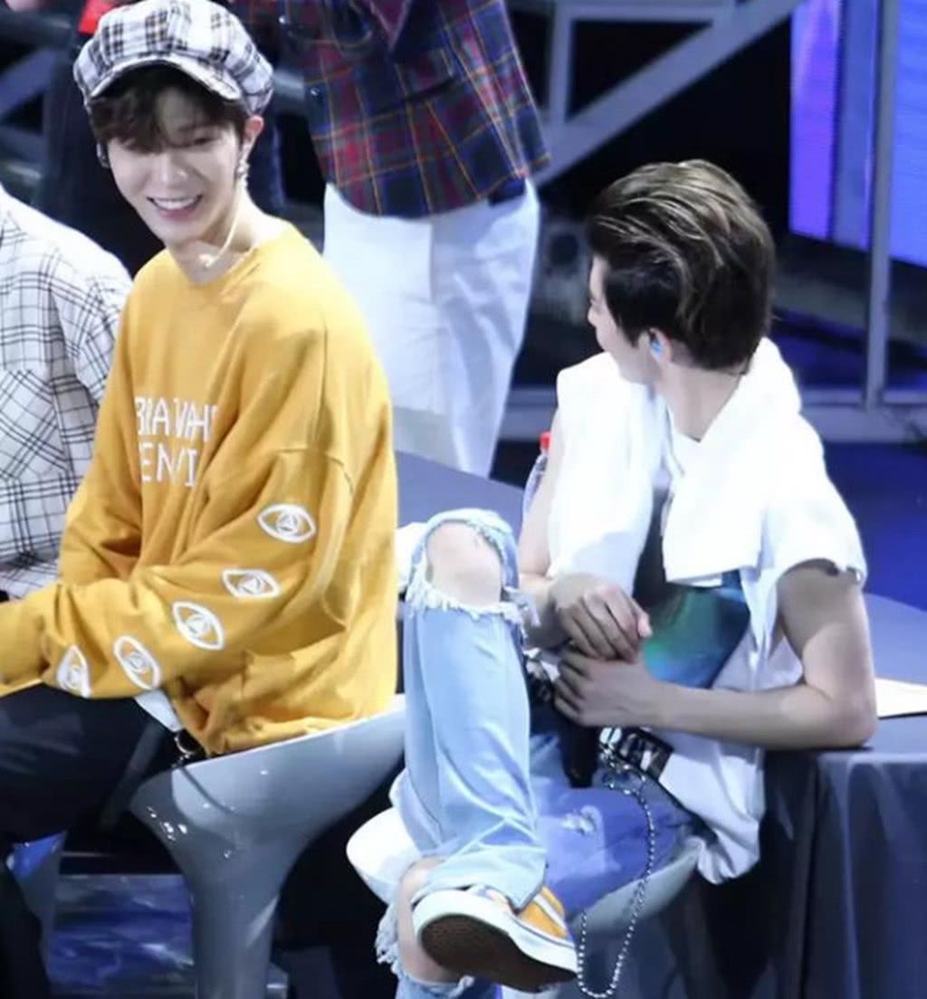 范丞丞皮起来,连蔡徐坤也招架不住,俩人互动简