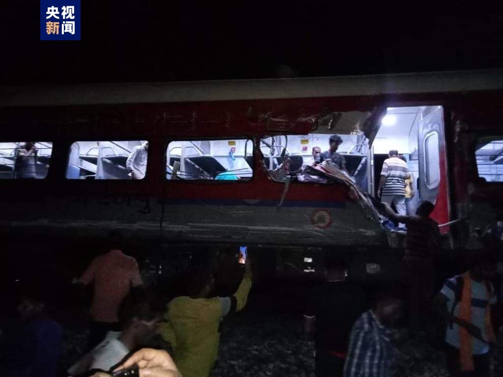 印度北部大巴车坠谷已致至少44死 车体扭曲变形-搜狐大视野-搜狐新闻