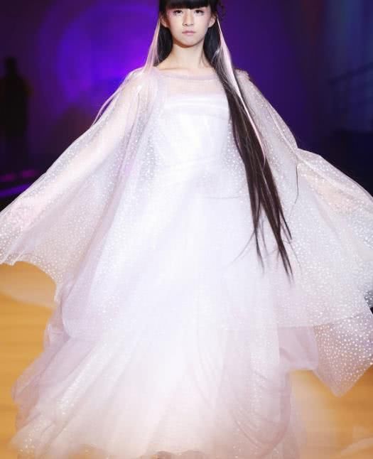 小彩旗商演捞金,赤脚仙姑除了兜圈不会其他,网