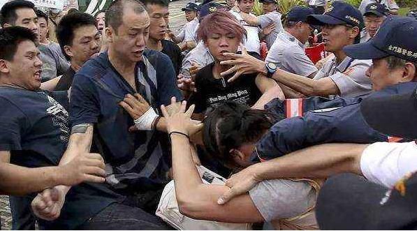 网贷高利贷欠了很多钱还不起,是不是去自首坐